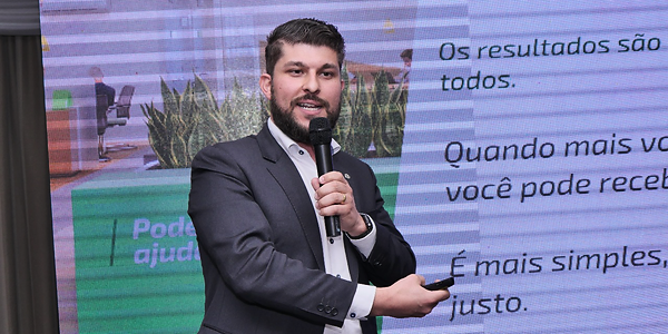 Thiago Oliveira em apresentação durante sua trajetória no Sicredi